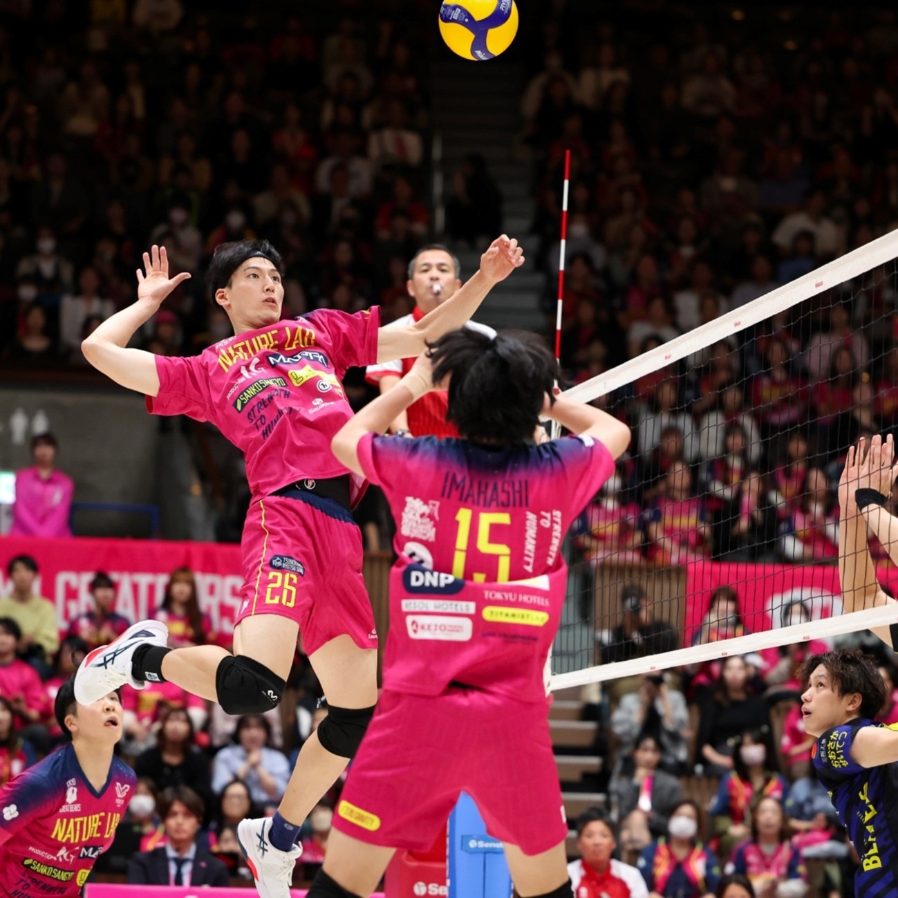 球迷多次使用焰火，拜仁被罚关闭部分看台